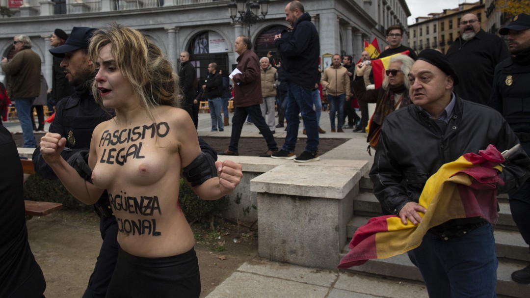 Activistas de Femen protestan en un acto de Falange con el lema fascismo legal, vergüenza nacional