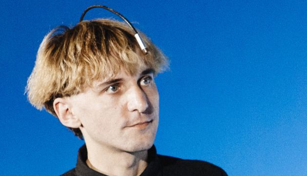 Neil Harbisson durante una ponencia. Neil Harbisson durante una ponencia.