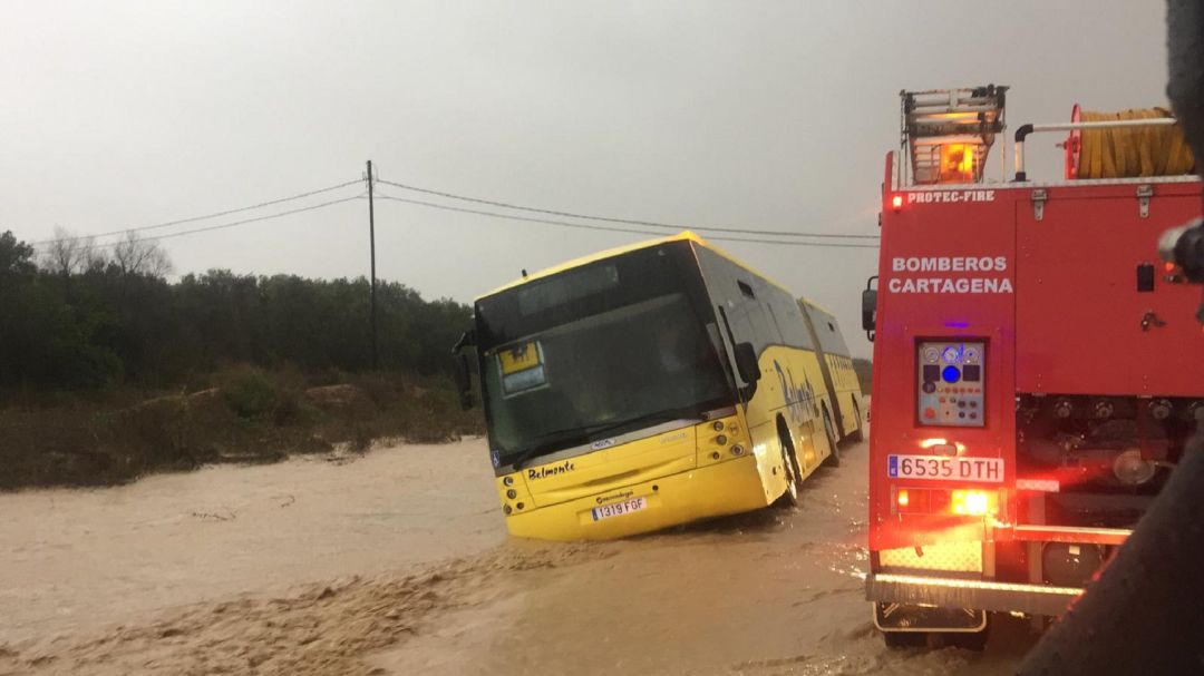 La odisea de unos escolares de Cartagena en un autobús a consecuencia de las lluvias La odisea de unos escolares de Cartagena en un autobús a consecuencia de las lluvias