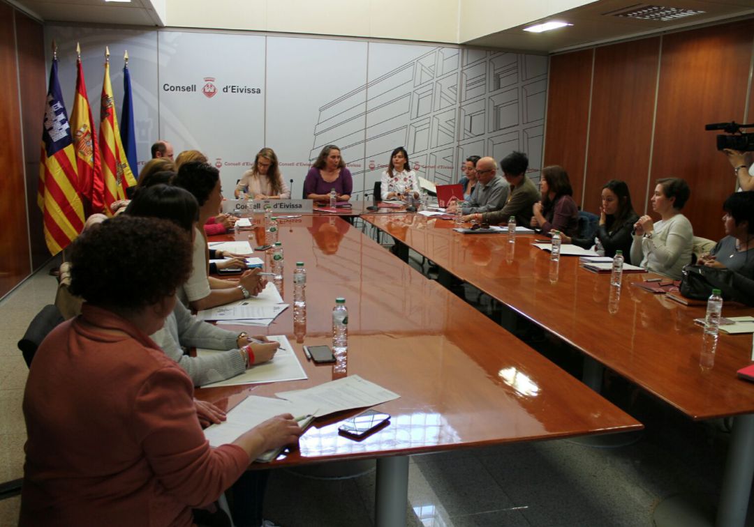 Govern y Consell buscan fórmulas para destinar 7 millones de euros a la compra de vivienda en Ibiza