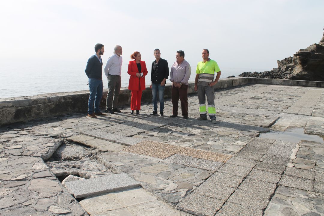 La alcaldesa de Salobreña, Maria Eugenia Rufino, visita con los técnicos municipales la Plaza del Lavadero muy dañadas por los temporales La alcaldesa de Salobreña, Maria Eugenia Rufino, visita con los técnicos municipales la Plaza del Lavadero muy dañadas por los temporales