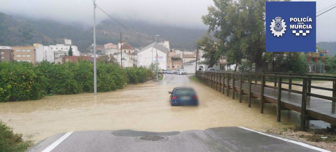 Una veintena de carreteras cortadas por la lluvia Una veintena de carreteras cortadas por la lluvia