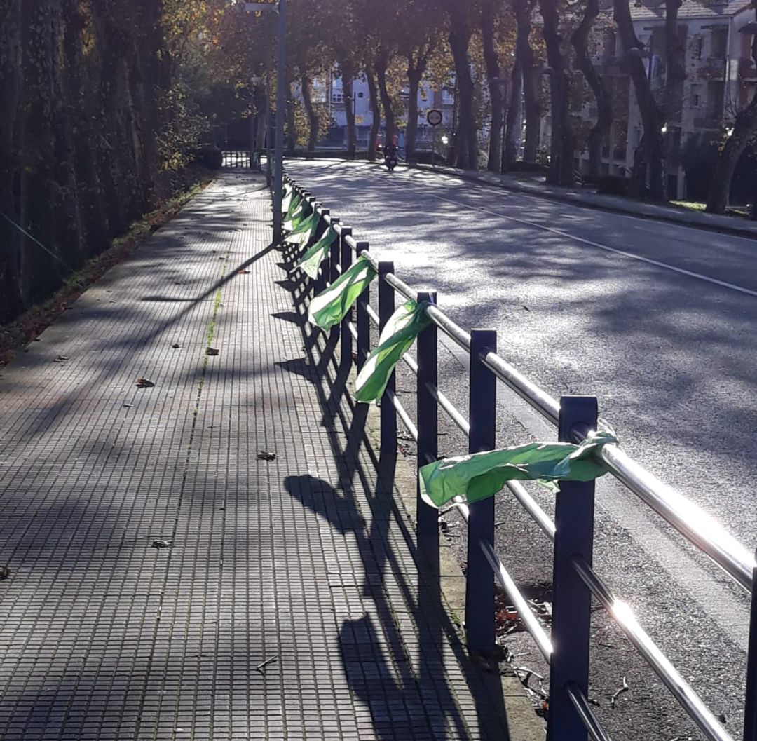 Los vecinos han instalado bolsas de basura verde en sus casas y en las calles de Guarnizo. Los vecinos han instalado bolsas de basura verde en sus casas y en las calles de Guarnizo.