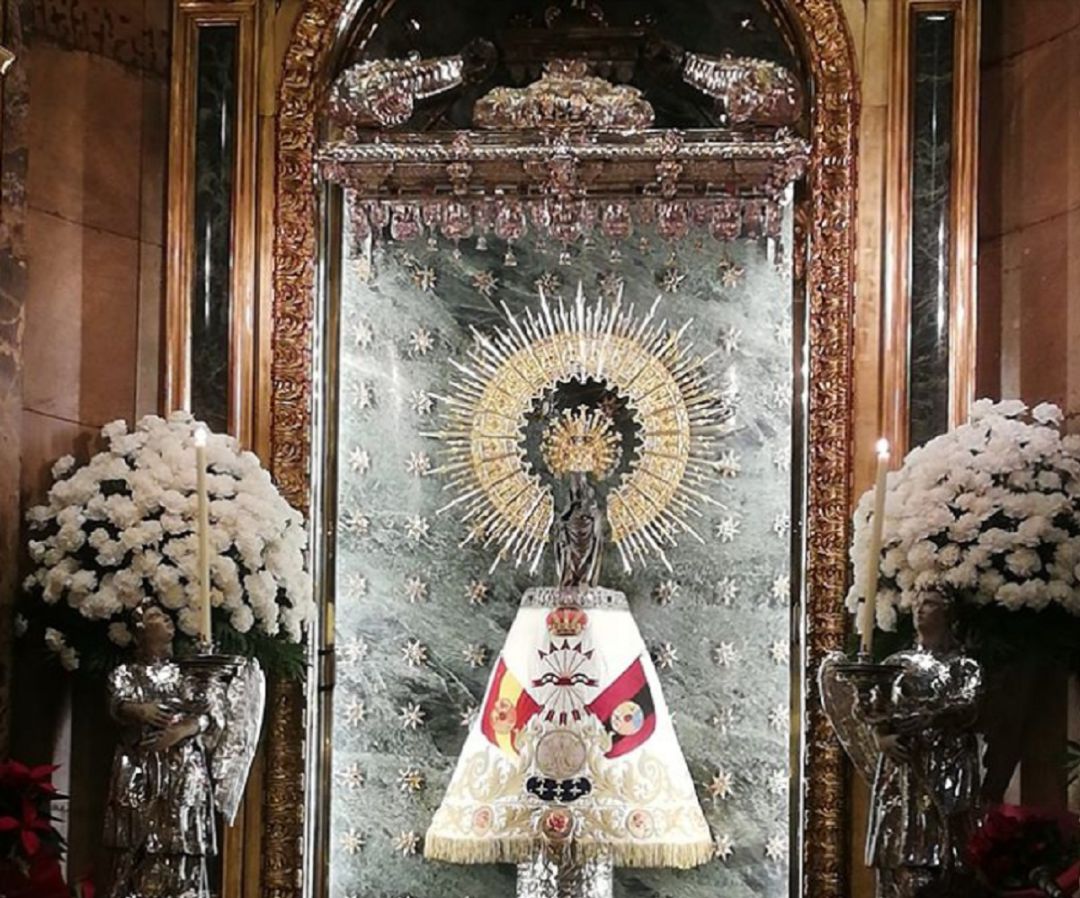 La Virgen del Pilar con el manto de Falange La Virgen del Pilar con el manto de Falange