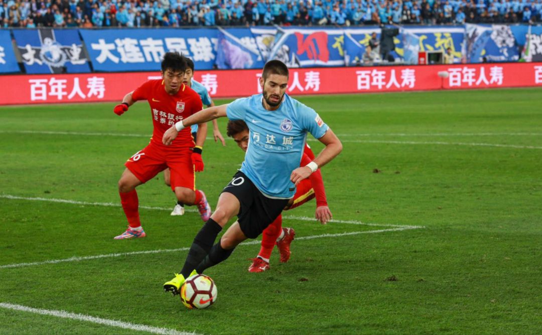 Yannick Carrasco durante un encuentro con el Dalian Yifang Yannick Carrasco durante un encuentro con el Dalian Yifang