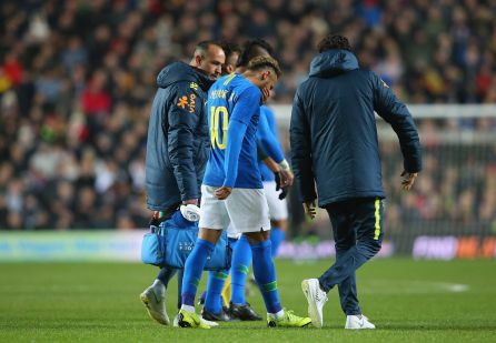 Neymar se retira lesionado Neymar se retira lesionado