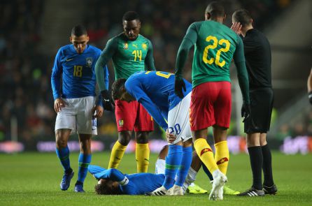 Neymar se lamenta en el suelo antes de ser sustituido Neymar se lamenta en el suelo antes de ser sustituido