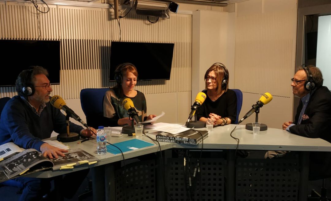 Raúl Cancio, Marisa Florez y Antonio Rubio junto a Macarena Berlín en los estudios de la Cadena SER Raúl Cancio, Marisa Florez y Antonio Rubio junto a Macarena Berlín en los estudios de la Cadena SER