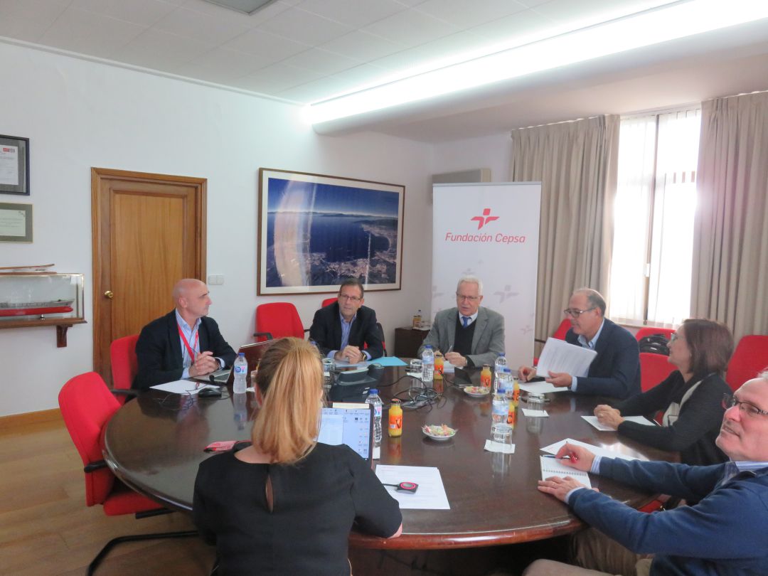Responsables de la Fundación y la Cátedra Cepsa valoran los trabajos presentados. Responsables de la Fundación y la Cátedra Cepsa valoran los trabajos presentados.
