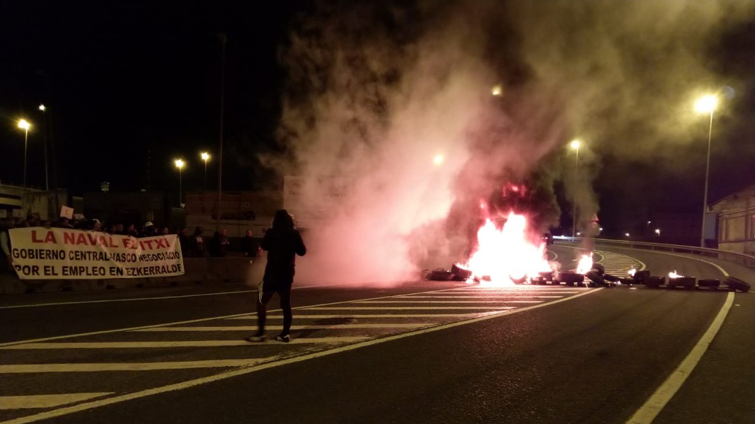 Trabajadores de La Naval cortan la carretera durante su encierro en la planta
