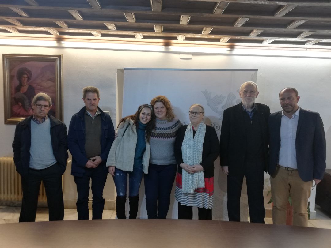 Anna Ferrer junto a la alcaldesa de Ronda y familiares de las víctimas Anna Ferrer junto a la alcaldesa de Ronda y familiares de las víctimas