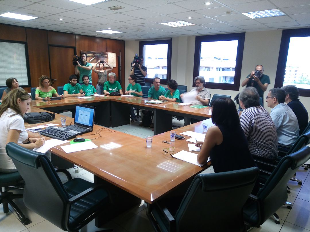 Sindicatos educativos piden renegociar el peso de tesis y doctorados para interinos Sindicatos educativos piden renegociar el peso de tesis y doctorados para interinos