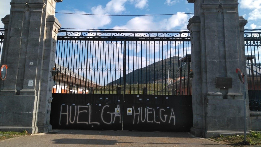 Los trabajadores de El Dueso bloquean durante 13 horas el acceso a la cárcel