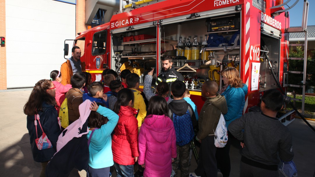 El Parque de Bomberos de Fuenlabrada enseña a los niños a identificar riesgos y a cómo reaccionar