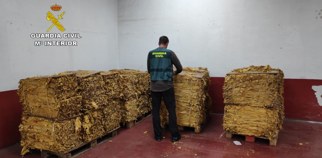 Un agente controla los fardos de tabaco decomisados en el Norte de Extremadura Un agente controla los fardos de tabaco decomisados en el Norte de Extremadura
