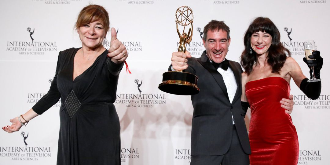 Álex Pina posa con el Emmy junto a Sonia y Esther Martínez. Álex Pina posa con el Emmy junto a Sonia y Esther Martínez.