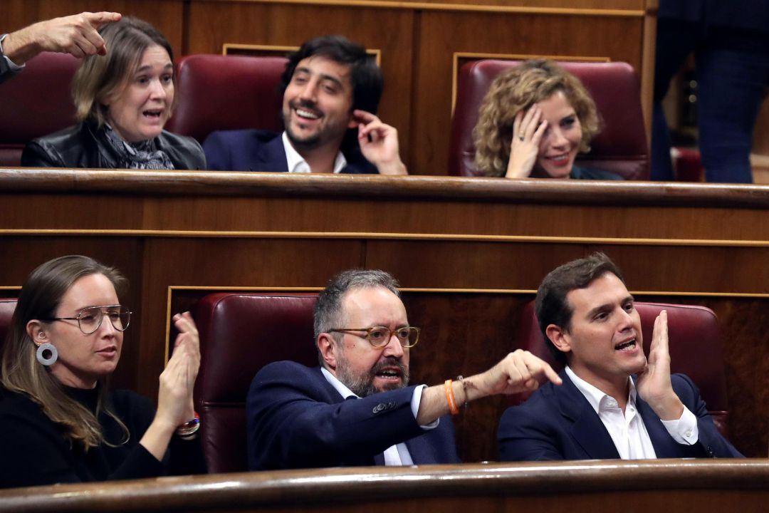 El líder de Ciudadanos, Albert Rivera (d), el portavoz de la formación en el Congreso, Juan Carlos Girauta (c), y la diputada Melisa Rodríguez (i), durante el pleno del Congreso de los Diputados. El líder de Ciudadanos, Albert Rivera (d), el portavoz de la formación en el Congreso, Juan Carlos Girauta (c), y la diputada Melisa Rodríguez (i), durante el pleno del Congreso de los Diputados.