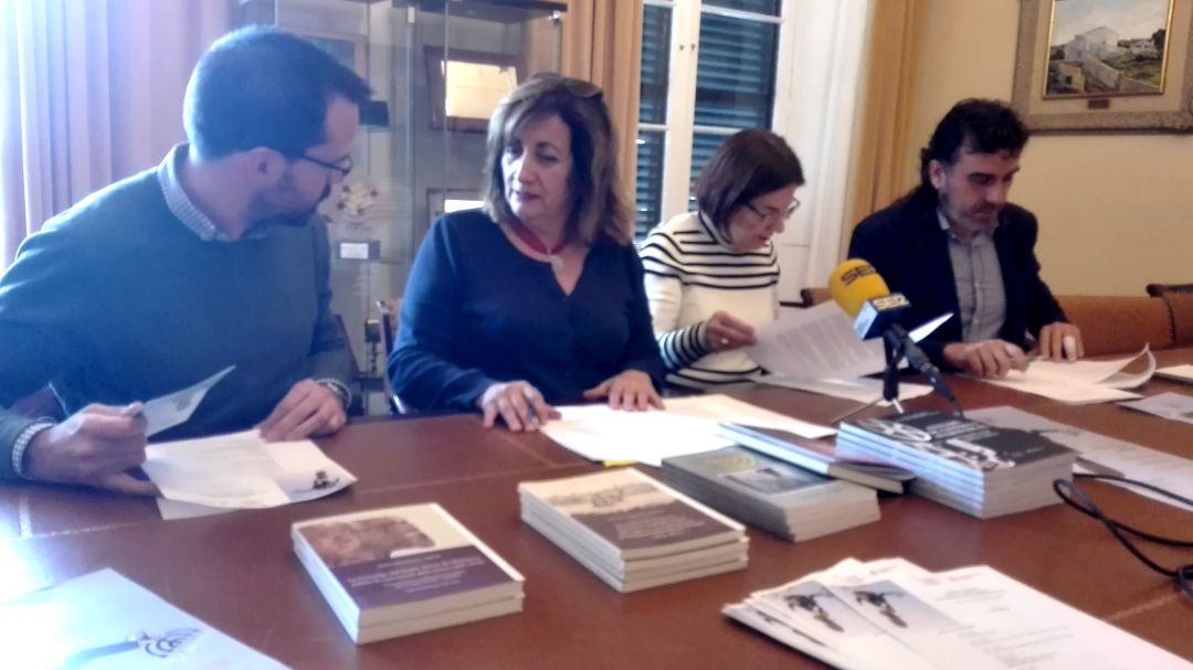 Héctor Pons, Fanny Tur, Fina Salord y Jordi Maíz presentaron las jornadas destinadas a estudiar la presencia del pueblo judío en Balears. Héctor Pons, Fanny Tur, Fina Salord y Jordi Maíz presentaron las jornadas destinadas a estudiar la presencia del pueblo judío en Balears.