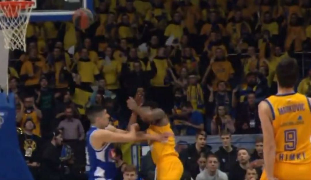 Jordan Mickey junto a Stefan Markovic durante el encuentro en el Khimki. Jordan Mickey junto a Stefan Markovic durante el encuentro en el Khimki.