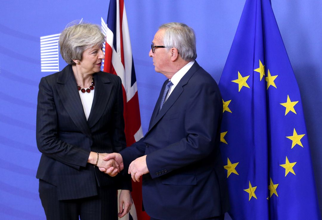 Theresa May y Jean-Claude Juncker se saludan antes de su reunión Theresa May y Jean-Claude Juncker se saludan antes de su reunión