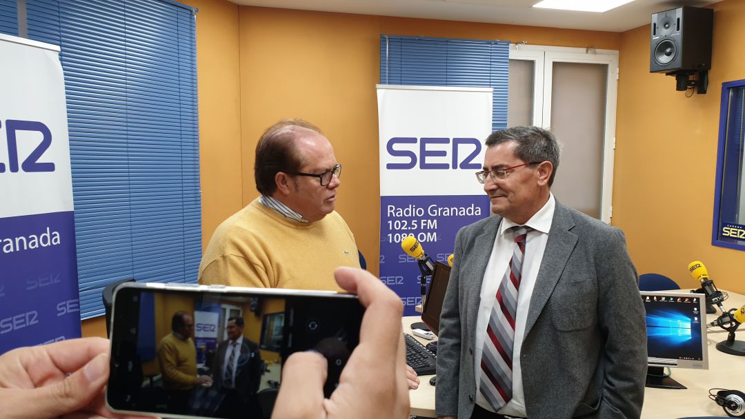 Pepe Entrena (d) conversa con Paco Anguita en los estudios de Radio Granada Pepe Entrena (d) conversa con Paco Anguita en los estudios de Radio Granada