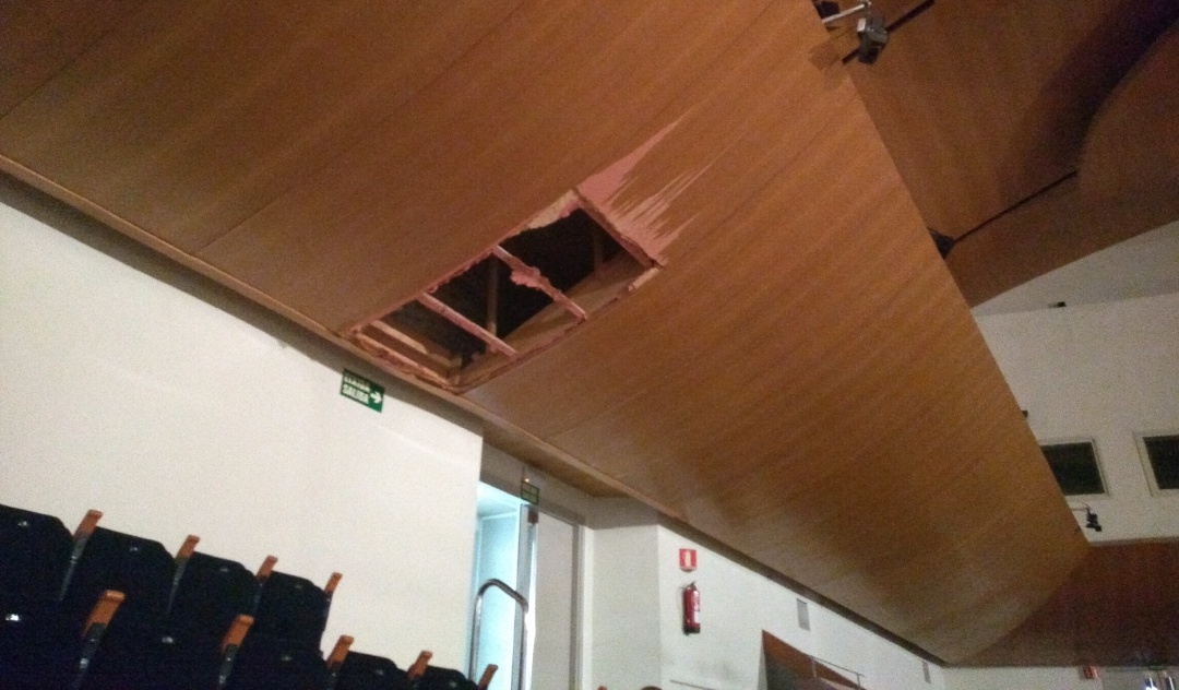 Cubierta acústica que se ha desprendido en la sala Iturbi Cubierta acústica que se ha desprendido en la sala Iturbi