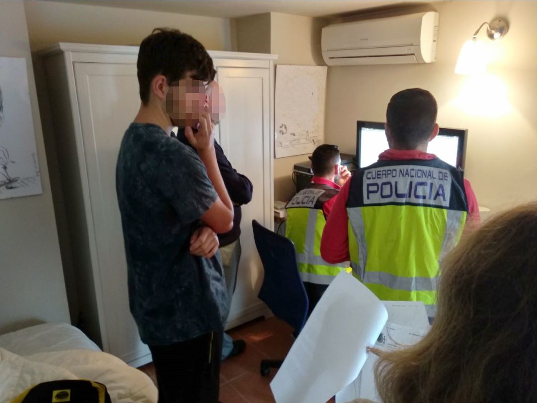 La Policía Nacional registra el ordenador del adolescente en su domicilio de Marbella (Málaga) La Policía Nacional registra el ordenador del adolescente en su domicilio de Marbella (Málaga)