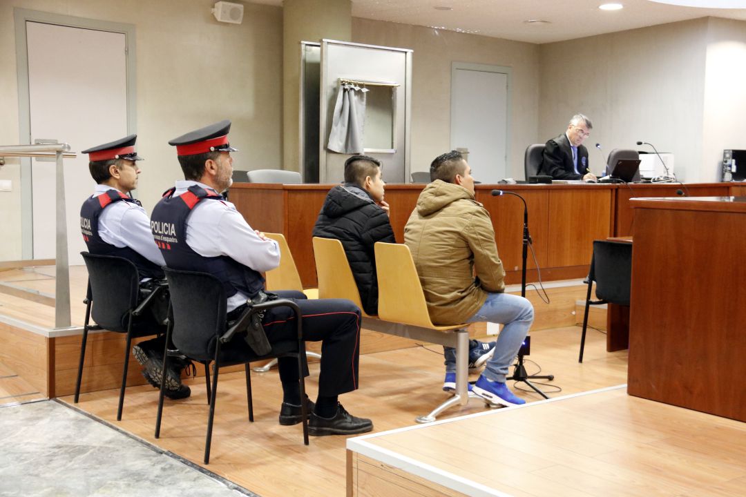 Los acusados de haber agredido sexualmente una joven en Vielha, con su abogado en el fondo, en el juicio en la Audiencia de Lleida, el 8 de noviembre del 2018. Los acusados de haber agredido sexualmente una joven en Vielha, con su abogado en el fondo, en el juicio en la Audiencia de Lleida, el 8 de noviembre del 2018.