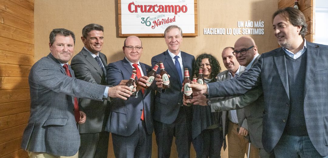 Foto de familia en la presentación de la XXXVI Cerveza Especial Navidad de Cruzcampo. Foto de familia en la presentación de la XXXVI Cerveza Especial Navidad de Cruzcampo.