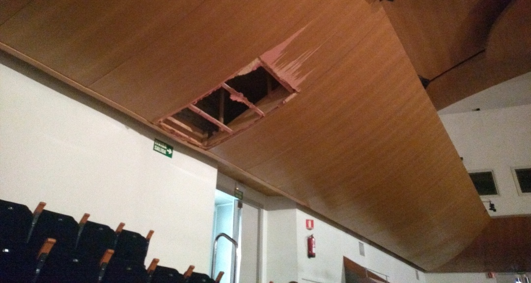 Cubierta acústica que se ha desprendido en la Sala Iturbi Cubierta acústica que se ha desprendido en la Sala Iturbi