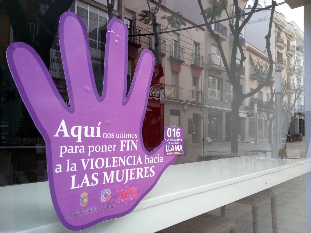 Una de las manos contra la violencia en los escaparates Una de las manos contra la violencia en los escaparates