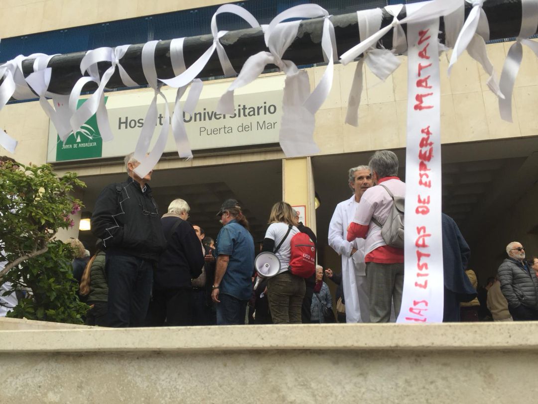 Marea Blanca Gaditana se manifiesta a las puertas del Hospital del Mar Marea Blanca Gaditana se manifiesta a las puertas del Hospital del Mar