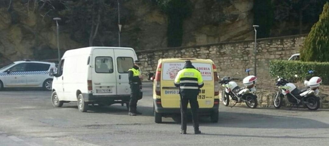 Agentes de la Policía Local controlan a una furgoneta en la capital. Agentes de la Policía Local controlan a una furgoneta en la capital.
