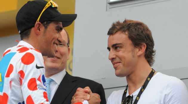 Alberto Contador es felicitado por Fernando Alonso Alberto Contador es felicitado por Fernando Alonso