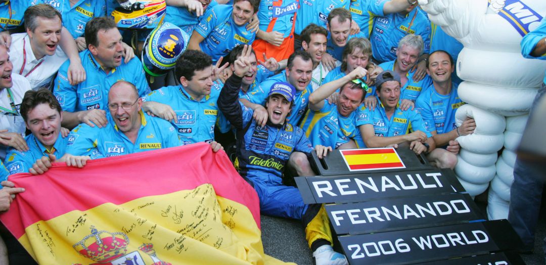 Fernando Alonso, tras ganar su segundo título de Fórmula 1 en 2006 Fernando Alonso, tras ganar su segundo título de Fórmula 1 en 2006