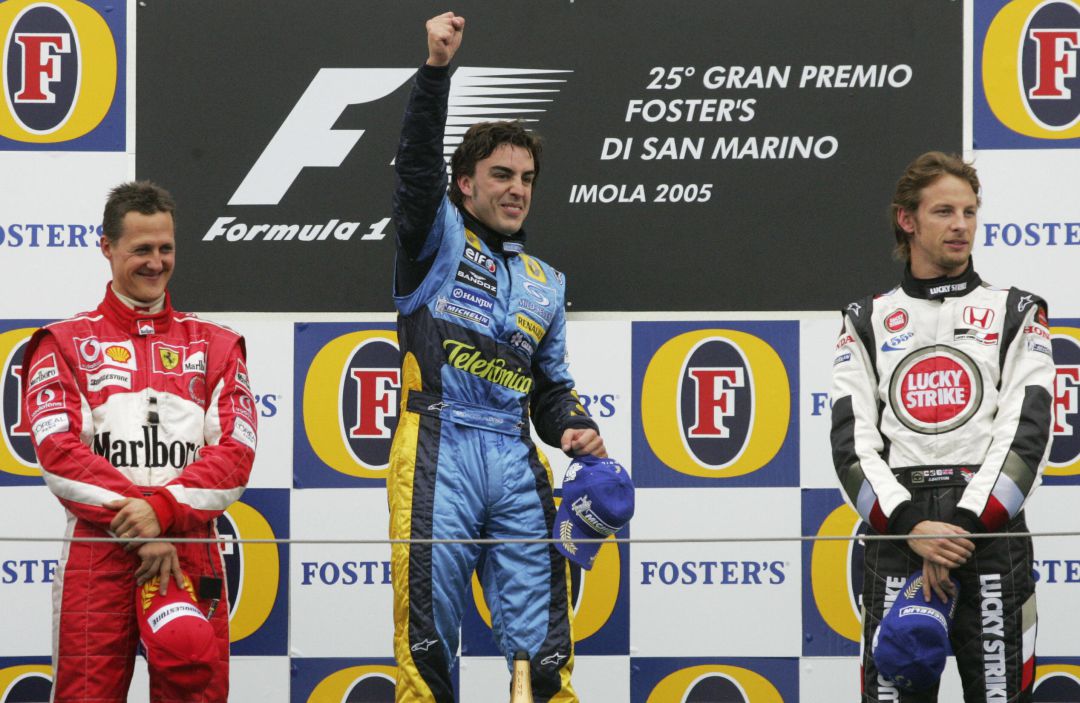 Alonso superó a Schumacher en el espectacular GP de San Marino de 2005 Alonso superó a Schumacher en el espectacular GP de San Marino de 2005