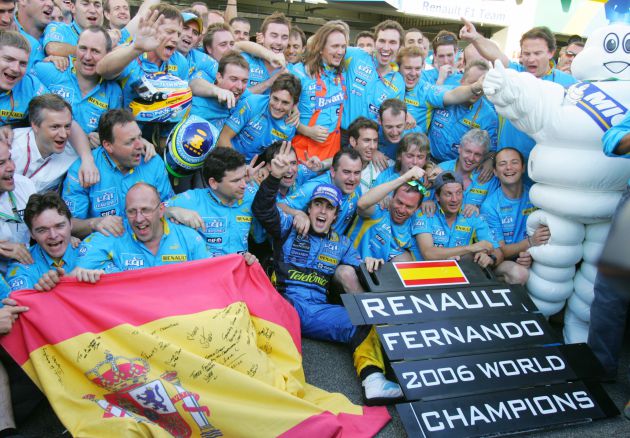 Alonso celebra con su equipo el título de 2006. Alonso celebra con su equipo el título de 2006.
