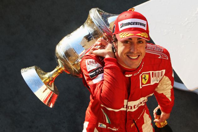 Alonso ganó su primera carrera con Ferrari, pero la irrupción de los Red Bull le impidió ganar un tercer título de pilotos. Alonso ganó su primera carrera con Ferrari, pero la irrupción de los Red Bull le impidió ganar un tercer título de pilotos.