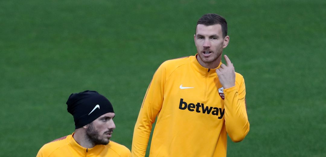 Edin Dzeko, durante el entrenamiento de este lunes en el que tuvo problemas musculares que le hacen ser duda para el partido Edin Dzeko, durante el entrenamiento de este lunes en el que tuvo problemas musculares que le hacen ser duda para el partido