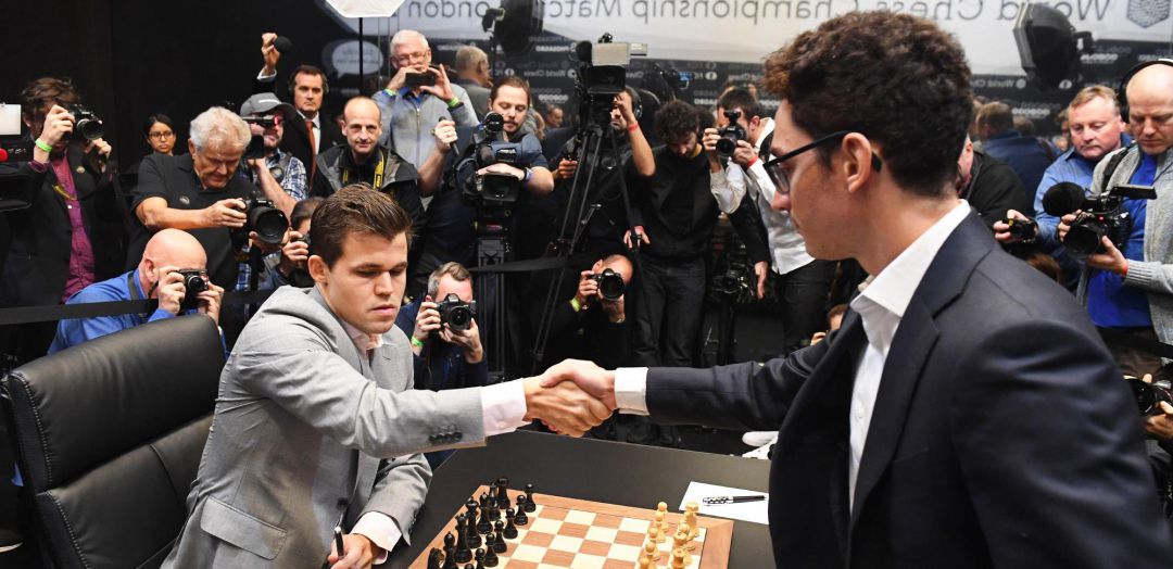 El noruego Magnus Carlsen, campeón mundial de ajedrez (i), saluda al aspirante al título, el estadounidense Fabiano Caruana (d), antes de comenzar la duodécima partida del Mundial de Ajedrez que se celebra en Londres El noruego Magnus Carlsen, campeón mundial de ajedrez (i), saluda al aspirante al título, el estadounidense Fabiano Caruana (d), antes de comenzar la duodécima partida del Mundial de Ajedrez que se celebra en Londres