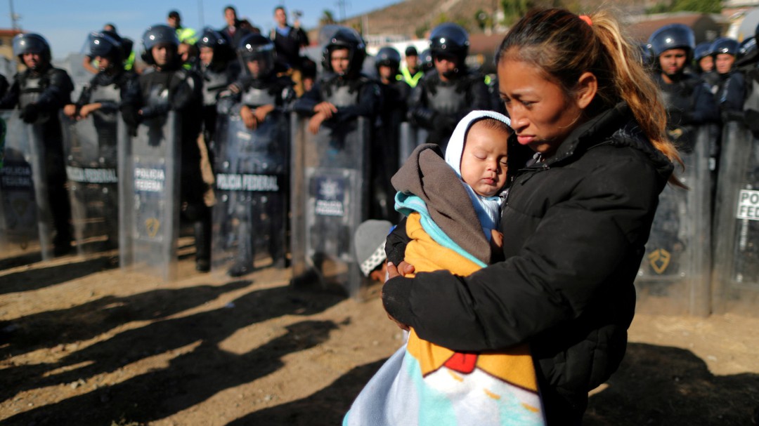 EEUU frena el intento de los migrantes de saltar la valla con pelotas de goma y gases lacrimógenos