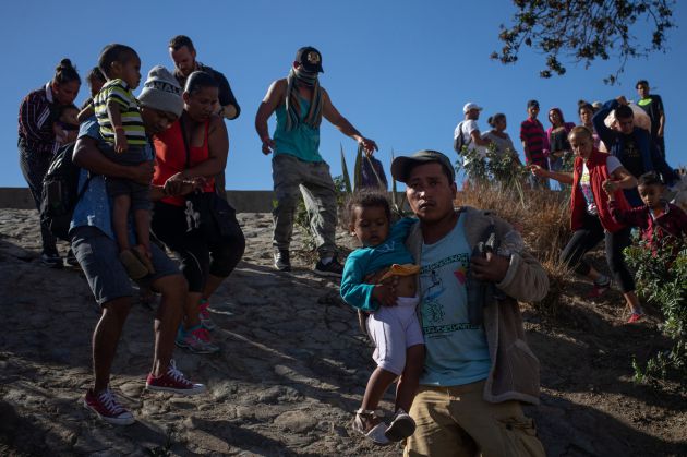 EEUU frena el intento de los migrantes de saltar la valla con pelotas de goma y gases lacrimógenos EEUU frena el intento de los migrantes de saltar la valla con pelotas de goma y gases lacrimógenos