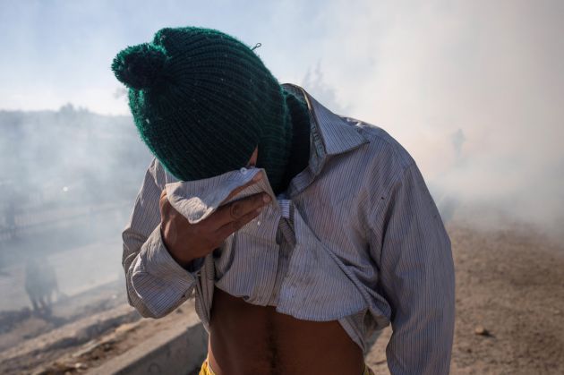 EEUU frena el intento de los migrantes de saltar la valla con pelotas de goma y gases lacrimógenos EEUU frena el intento de los migrantes de saltar la valla con pelotas de goma y gases lacrimógenos