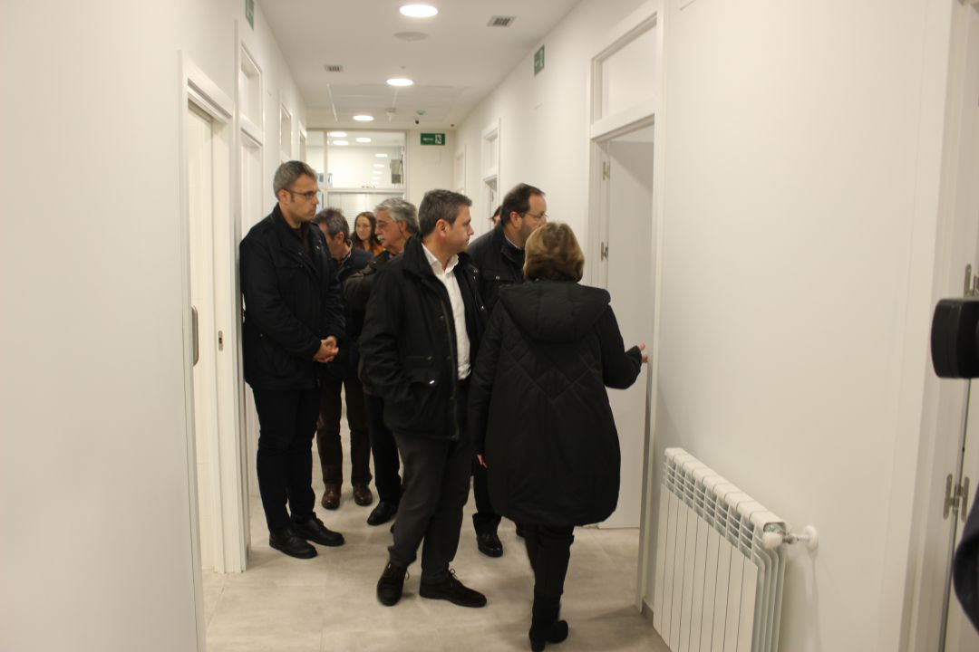 Visita de representantes institucionales de Irun y Hondarribia al Centro de Acogida Nocturna "Zubia", en el día de su apertura. 
