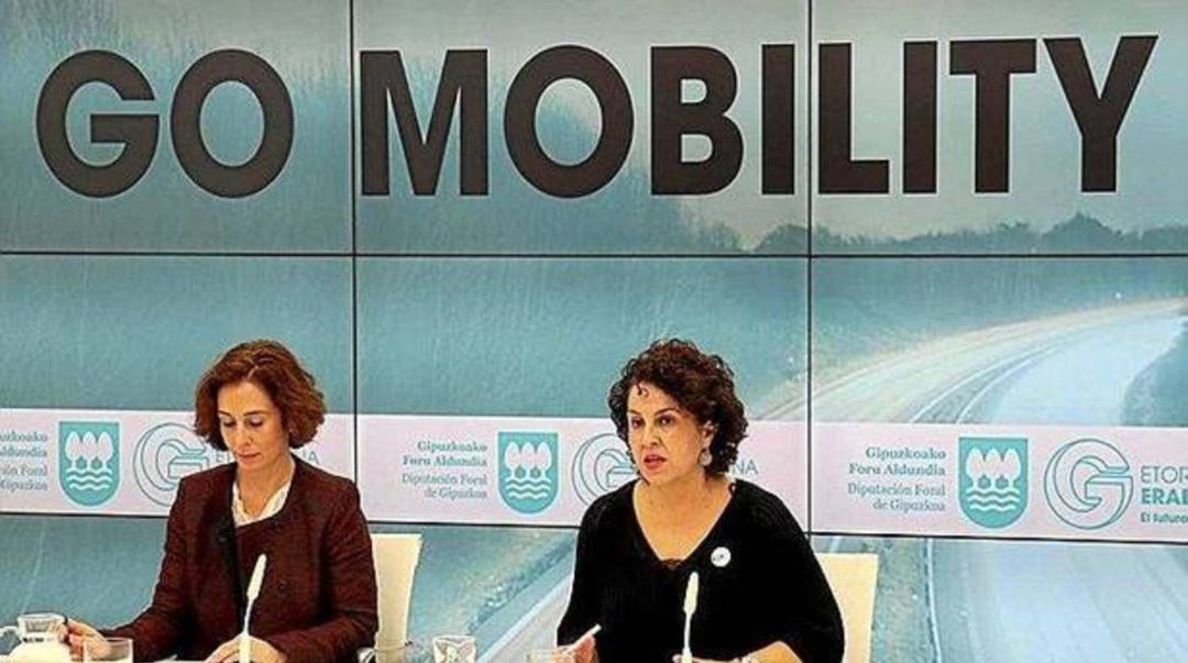 Mónica Alday, de Ficoba y Ainhoa Azipuru, diputada de Promoción Económica, Medio Rural y Equilibrio Territorial en la presentación de Go Mobility. 