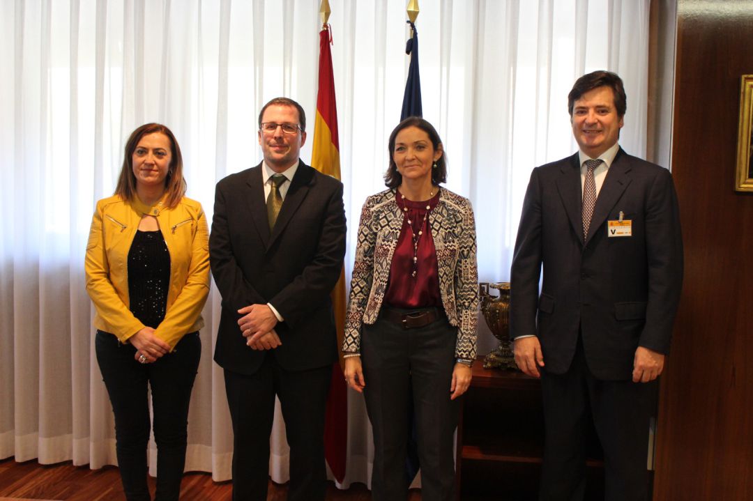 La ministra de Industria posa con el responsable de la compañía Network Steel tras firmar el acuerdo La ministra de Industria posa con el responsable de la compañía Network Steel tras firmar el acuerdo