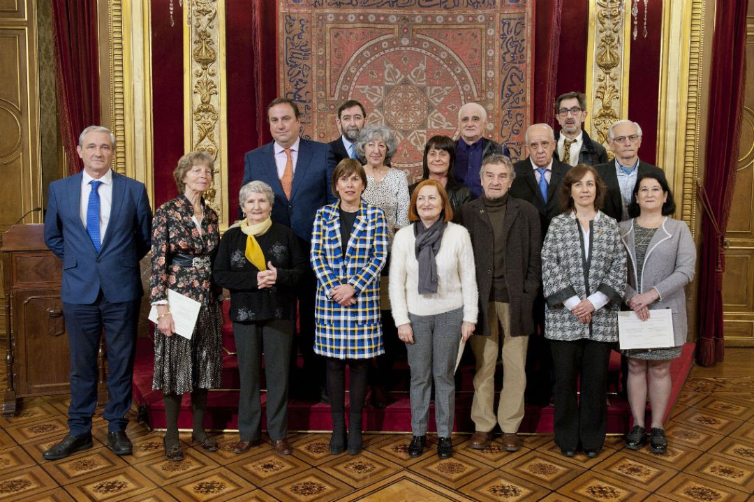 La Presidenta, el consejero Aranburu y la consejera Herrera, acompañados por representantes de los y las donantes que han participado en el acto La Presidenta, el consejero Aranburu y la consejera Herrera, acompañados por representantes de los y las donantes que han participado en el acto