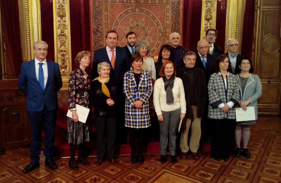 La presidenta Uxue Barkos, el consejero de Patrimonio, Mikel Aranburu, y la consejera de Cultura, Ana Herrera, se fotografiaron con los donantes en el Salón del Trono del Palacio de Navarra La presidenta Uxue Barkos, el consejero de Patrimonio, Mikel Aranburu, y la consejera de Cultura, Ana Herrera, se fotografiaron con los donantes en el Salón del Trono del Palacio de Navarra