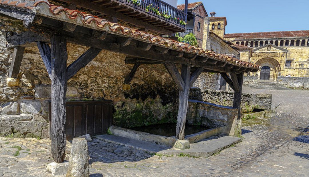 Antiguo lavadero situado junto a la colegiata de Santillana del Mar. Antiguo lavadero situado junto a la colegiata de Santillana del Mar.