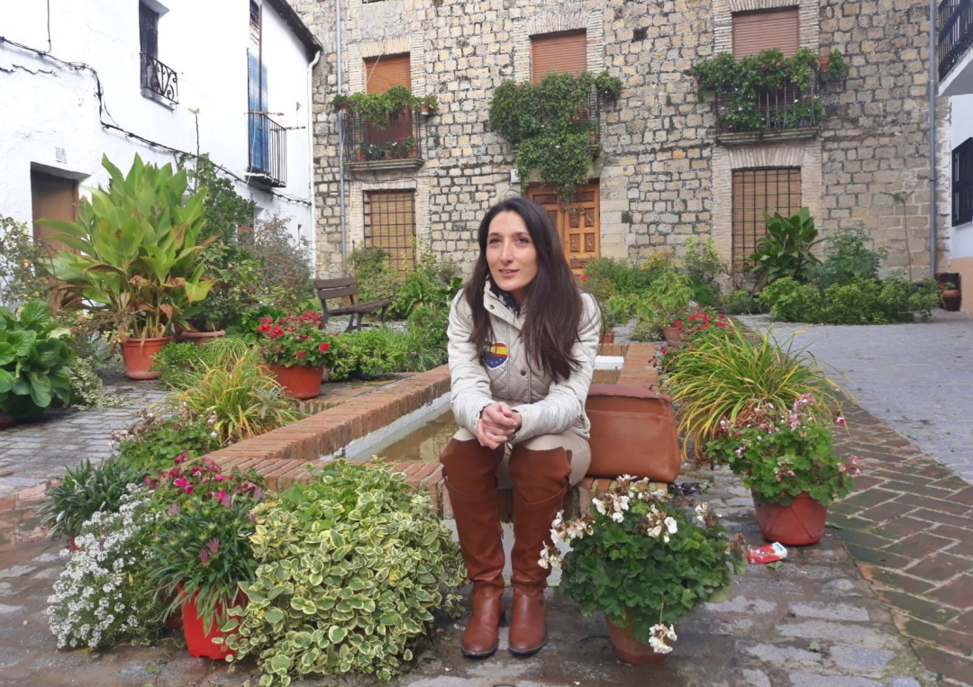 Mónica Moreno posa sentada en la fuente de estilo árabe, rodeada de macetas en la plaza del Convento, antaño llamada de Santa María de Iznatoraf, uno de los lugares mas fotografiados del espectacular casco urbano de esta población situada a más de mil metros de altitud sobre un montículo. En este pueblo vivieron sus abuelos. Mónica Moreno posa sentada en la fuente de estilo árabe, rodeada de macetas en la plaza del Convento, antaño llamada de Santa María de Iznatoraf, uno de los lugares mas fotografiados del espectacular casco urbano de esta población situada a más de mil metros de altitud sobre un montículo. En este pueblo vivieron sus abuelos.